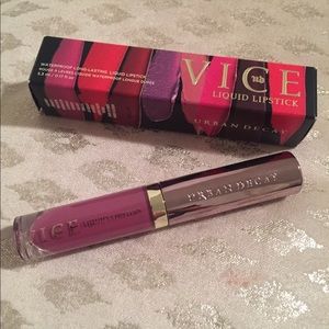 Urban Decay Vice Liquid Lipstick in “Comfort”